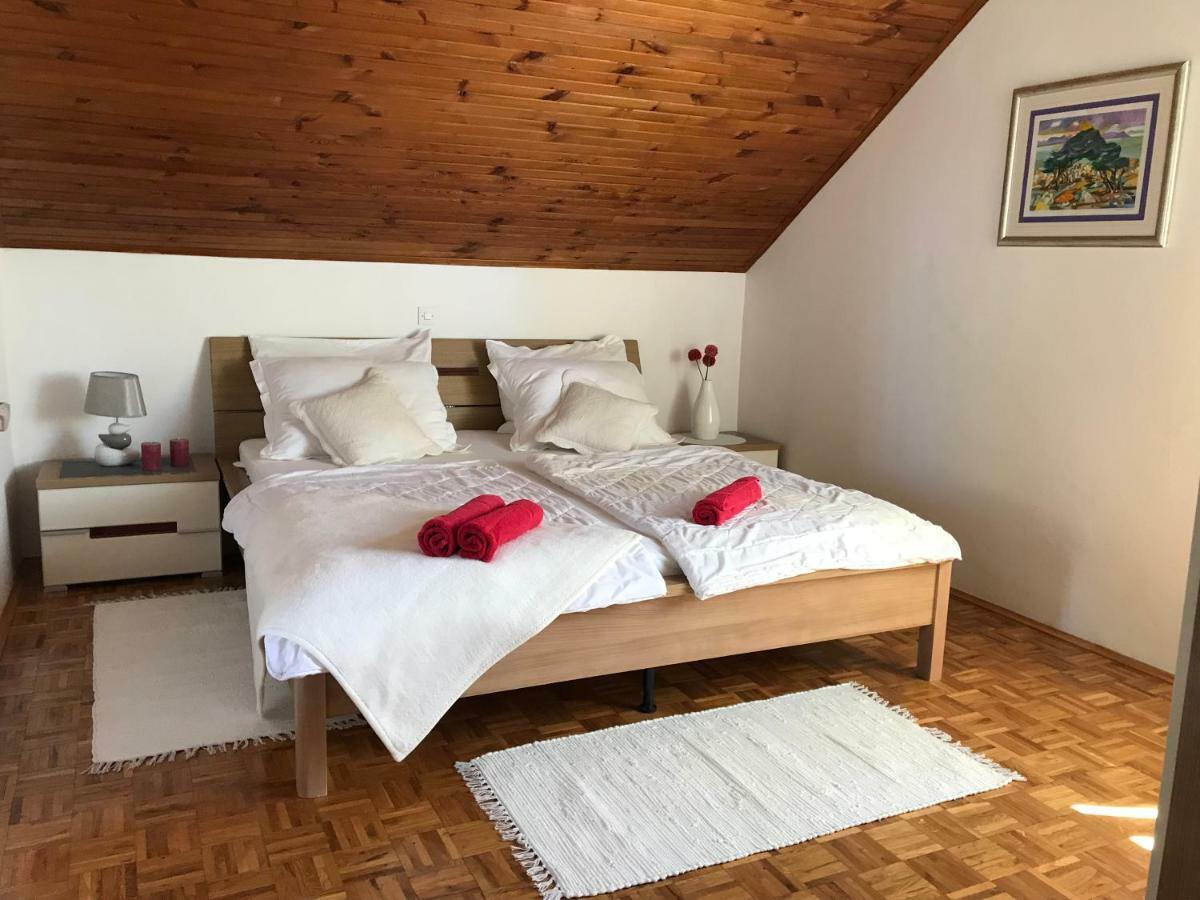 Apartments Biskup Привлака Екстериор снимка